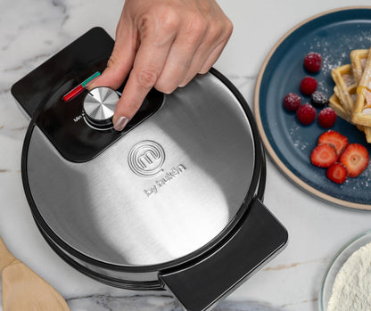 Hukën x MasterChef | Wafflera Belga Eléctrica Flash Cook+ Redonda | Perilla de Temperatura Ajustable | Diseño Compacto | Luces de Encendido y Listo | Antiadherente de Alto Nivel | Acero Inoxidable