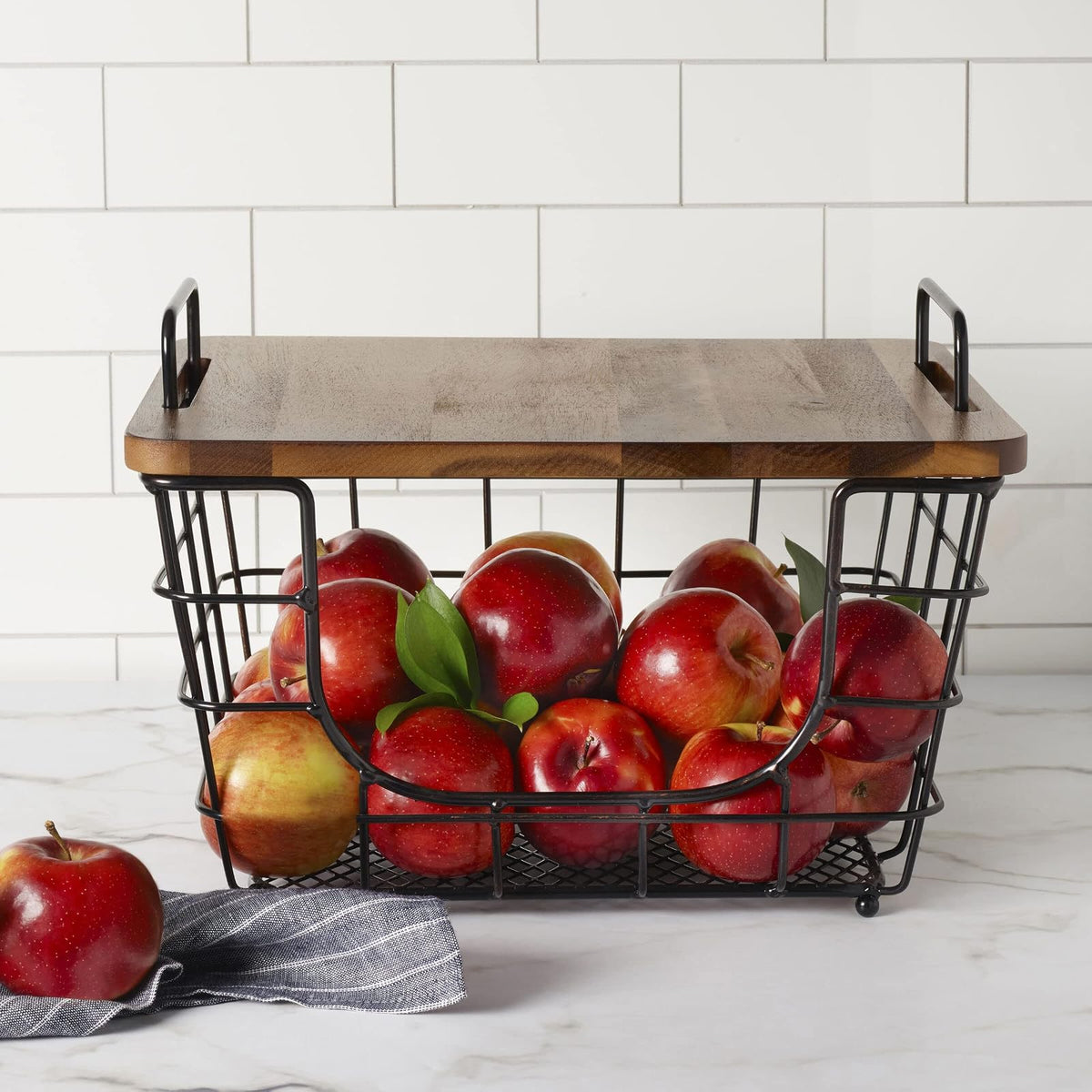Gourmet Basics by Mikasa Madam - Cesta rectangular apilable de metal con tapa de acacia, color negro antiguo