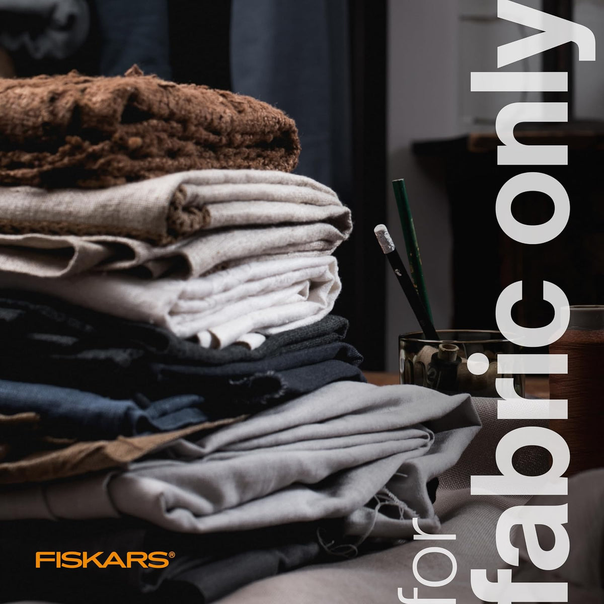 Fiskars RazorEdge - Tijeras de tela resistentes de 9 pulgadas con mango ergonómico SoftGrip, cuchillas de acero inoxidable de grado superior