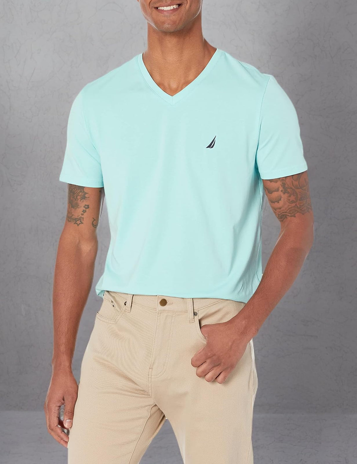 Nautica Playera de Manga Corta con Cuello en V y Ajuste Entallado. Camiseta para Hombre