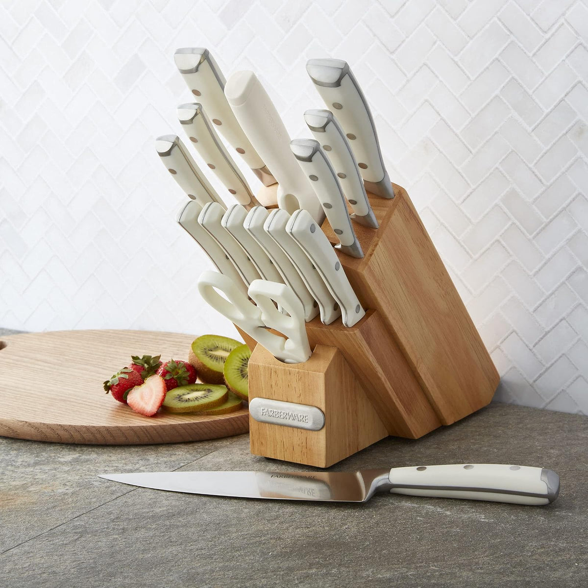 Farberware Juego de 15 cuchillos forjados de triple remache, juego de cuchillos de cocina de alto carbono con asas ergonómicas, juego de 15 piezas, juego de cuchillos afilados, blanco