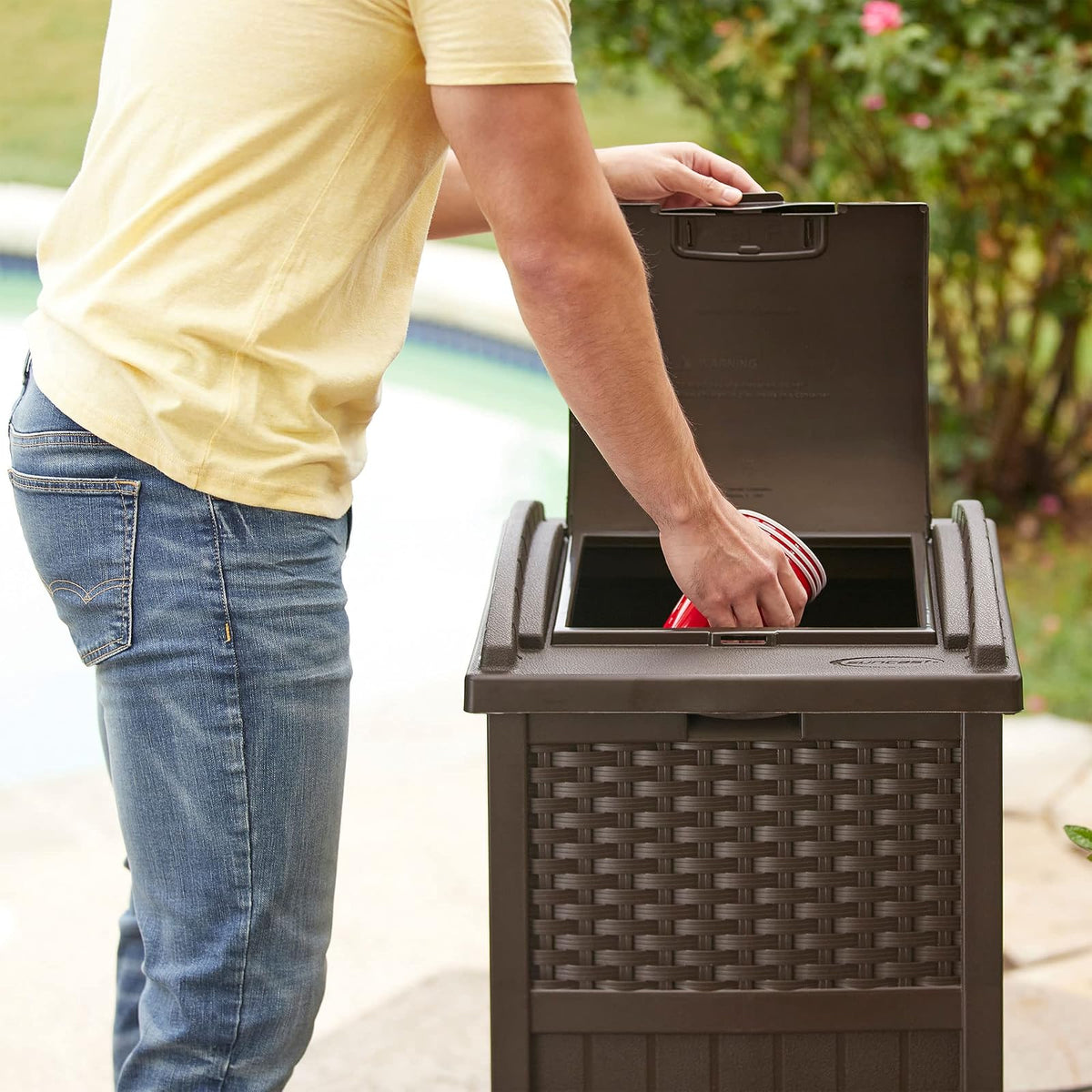 Suncast - Escondite de Basura Comercial para Exteriores de 33 galones con Tapa para Bolsas de Basura de 30 a 33 galones para cochera, Patio Trasero o jardín, café