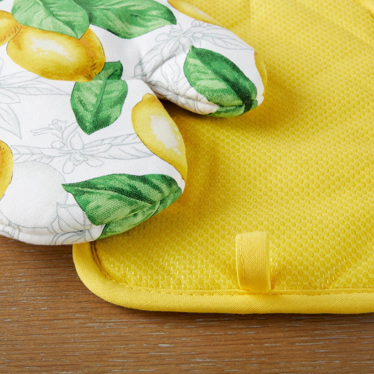 MARTHA STEWART Lots of Lemons - Juego de Toallas de Cocina, Guantes de Horno y agarraderas, Blanco/Amarillo