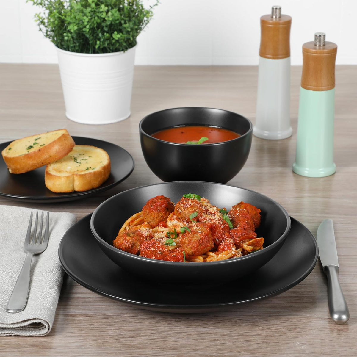 Gibson Home Queenslane - Juego de vajilla de 16 platos y cuencos dobles - Negro mate
