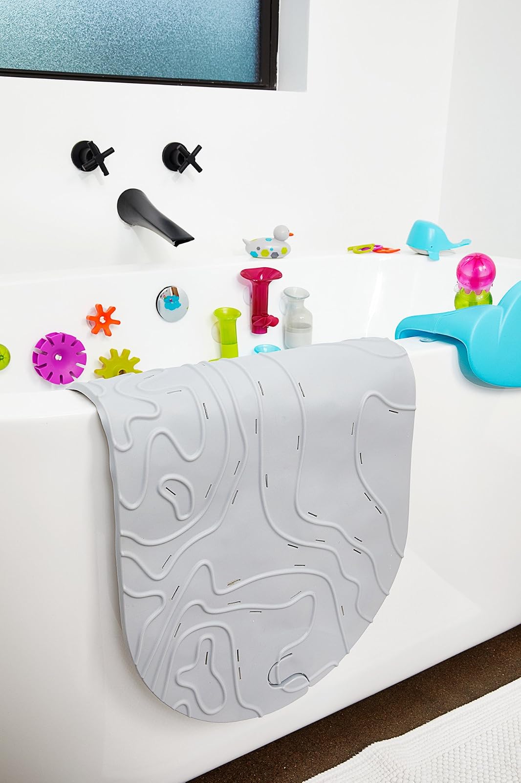 Boon GRIFFLE - Alfombrilla de baño con Textura Antideslizante y Gancho para Colgar y Agujeros de Drenaje, Color Gris