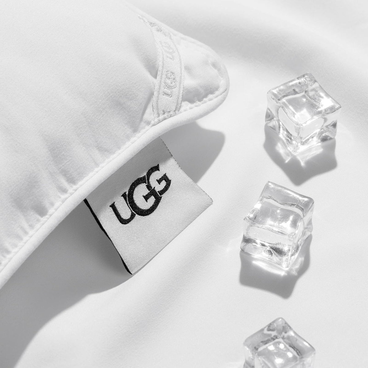 UGG 23742 Aimee - Edredón básico de tamaño matrimonial, hipoalergénico con relleno de loza, lavable a máquina, 90 x 92 pulgadas, edredón alternativo cosido en caja, matrimonial/Queen, blanco brillante