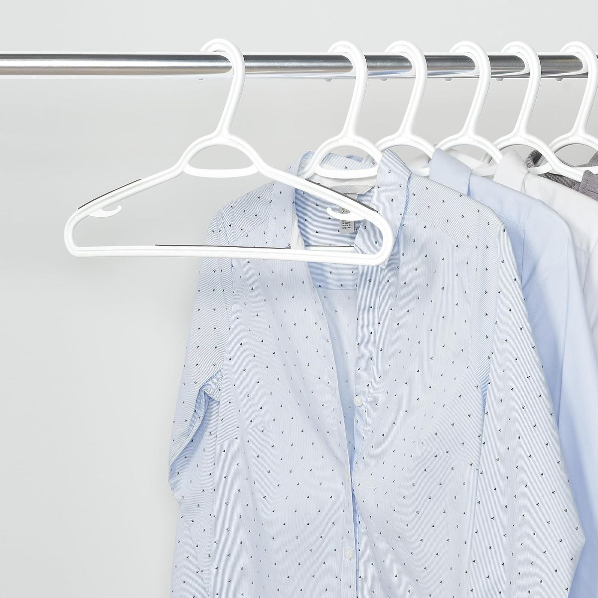 neatfreak - Juego de 10 Perchas Antideslizantes Delgadas para Ahorrar Espacio con Ganchos de lencería y Pantalones/Barra de Accesorios, Ganchos patentados de plástico Blanco con Marco W