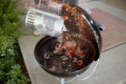 Weber Smokey Joe 14" Asador de carbón – Parrilla de carbón portátil compacta con cerradura de tapa Tuck‑N‑Carry® y acabado duradero de porcelana esmaltada para cocinar al aire libre