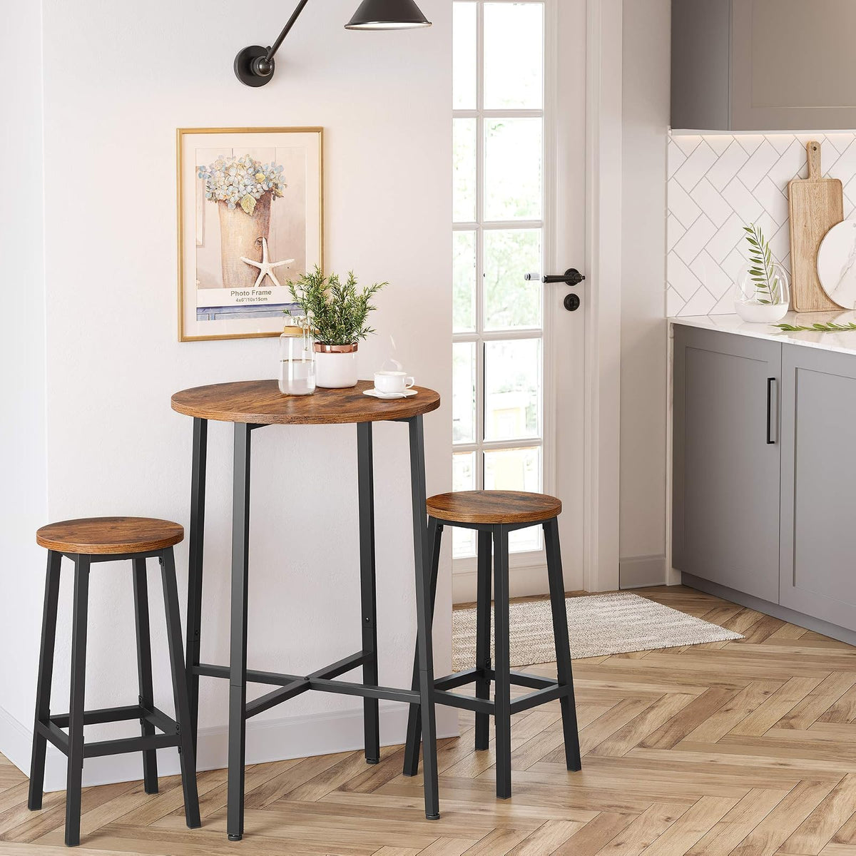 VASAGLE Taburete de Bar, Juego de 2, con Estructura de Metal | Sillas de Cocina con Reposapiés, Fácil Montaje, para Salón, Comedor, Marrón Rústico y Negro, Colección BARNET MLBC32X