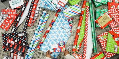 American Greetings Jumbo - Rollo de papel de regalo reversible de Navidad para niños, color rojo y azul (175 m². Pies, 1 rollo extragrande de 30 pulgadas. Pingüinos, osos polares, Papá Noel, copos de