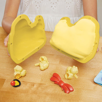 Little Tikes, Creative Chefs Bluey Kit de Pastel de Patito, Juguetes de Cocina, Incluye Arena Make-It! Mix, +3 Años