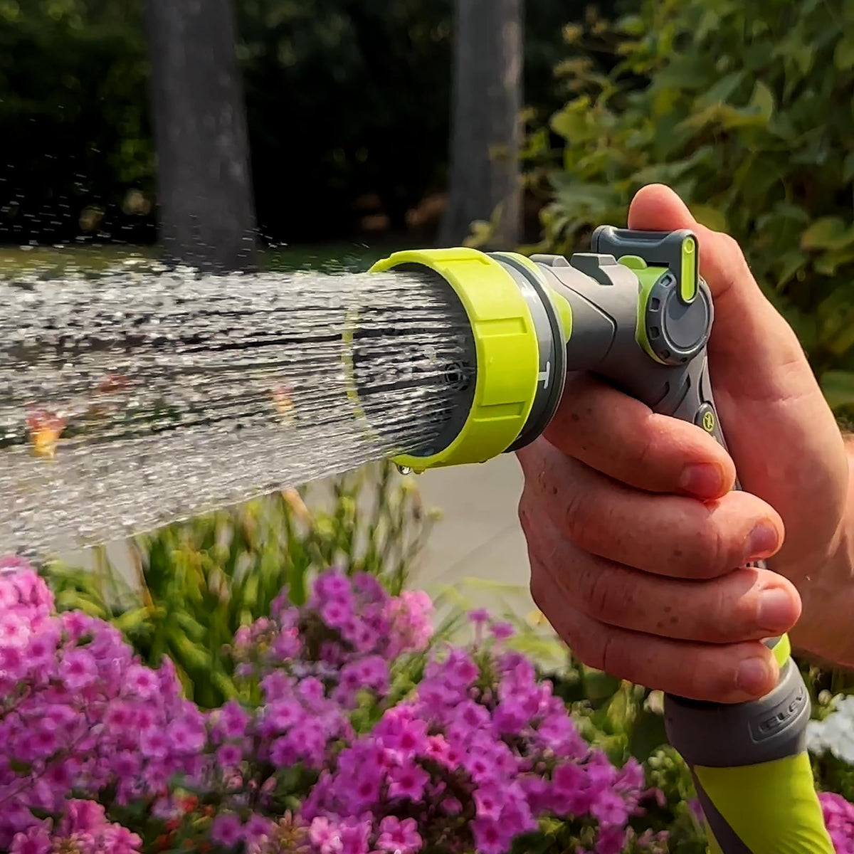 Flexzilla - Rociador de boquilla de manguera de jardín de flujo ajustable de 7 patrones con control fácil de usar, ligero y duradero