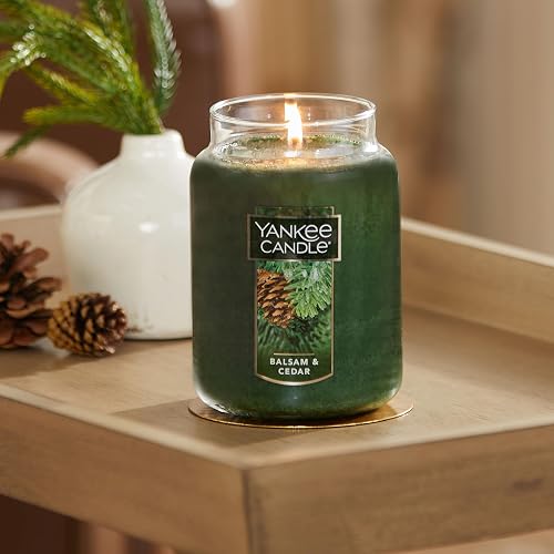 Yankee Candle - Vela clásica de 22 onzas con Aroma a bálsamo y Cedro, con Aroma a Cedro Grande, más de 110 Horas de combustión, Regalo Ideal para día Festivo