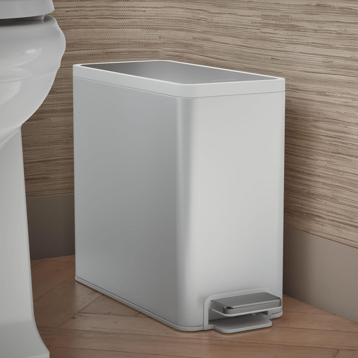 Kohler 20957-STW Bote de basura delgado de 2.5 galones, cubeta de basura para baño con pedal de cierre suave, color blanco con acero inoxidable