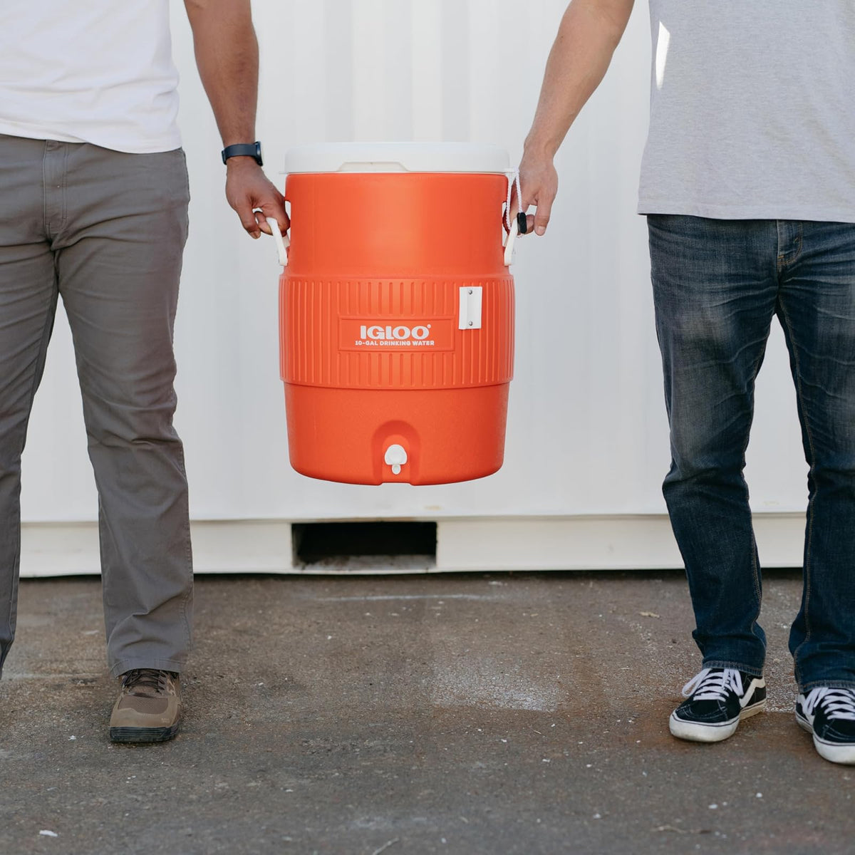 Igloo 10 Gallon Seat Top Beverage dispenser with spigot and Cup Dispenser