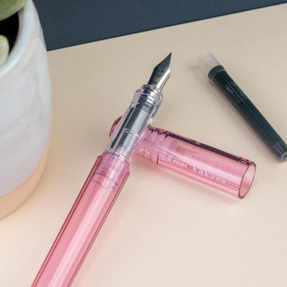 PILOT Pluma Fuente Kakuno, barril color rosa traslúcido, punto mediano, estuche con una pieza