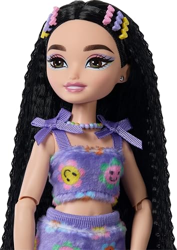 Muñeca Barbie Dream Besties y Accesorios, Renee Posable Muñeca de Moda de Patinaje Sobre Ruedas con Cabello Negro, 12 Piezas Temáticas de Video y Alimentos, JFX99