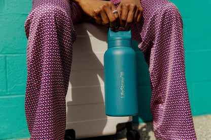 LifeStraw Go Series - Botella de filtro de agua de acero inoxidable aislada para viajes y uso diario, elimina bacterias, parásitos y microplásticos, mejora el sabor, 1 L azul islandés