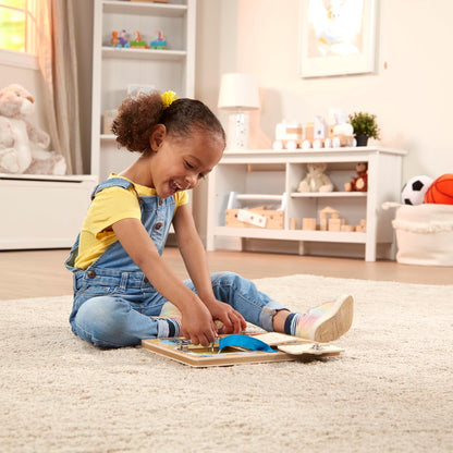 Melissa & Doug Tablero de Juego con Cierres y Cerraduras, Juguete de Madera, Juguete Educativo, Construcción Robusta de Madera, Ayuda a Desarrollar Habilidades Motoras Finas (5.842 cm alto x 24.003 cm ancho x 3.556 cm largo)