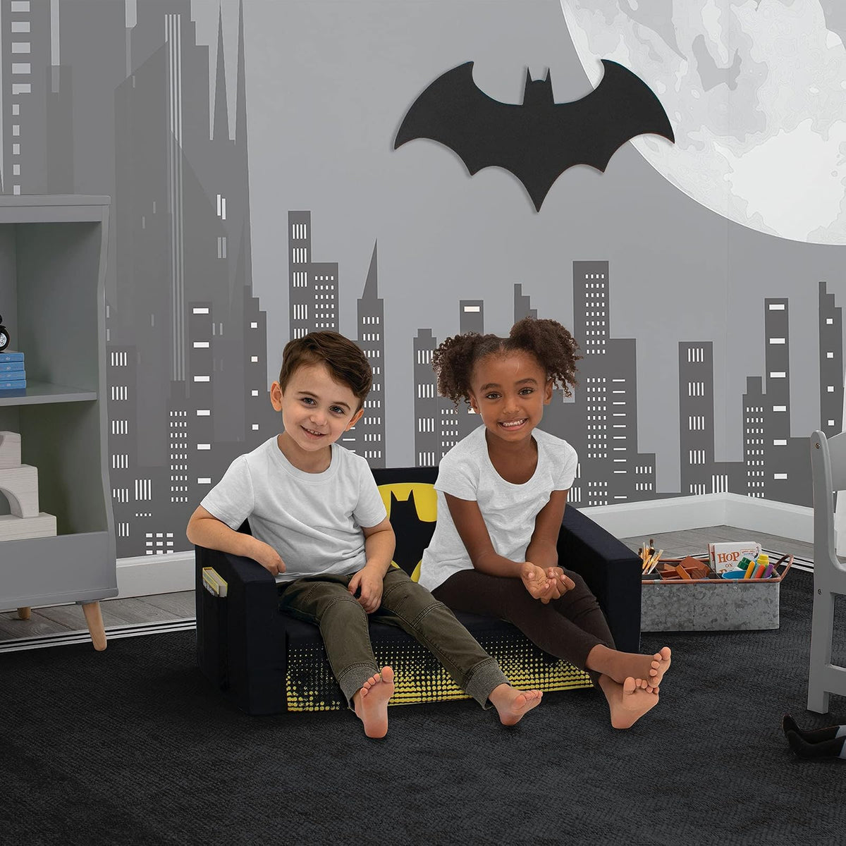 Delta Children - Sofá plegable Batman Cozee, sofá convertible 2 en 1 a tumbona para niños de