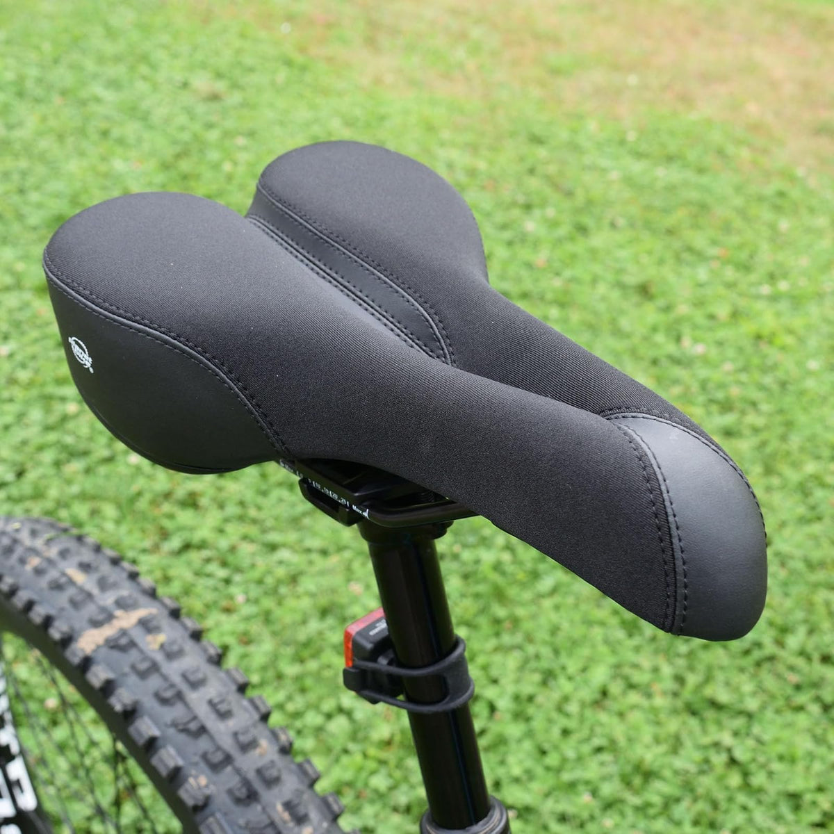 Planet Bike, sillín para Bicicleta clásico y Confortable con Sistema de Alivio anatómico, para Varones (Plateado/Negro)