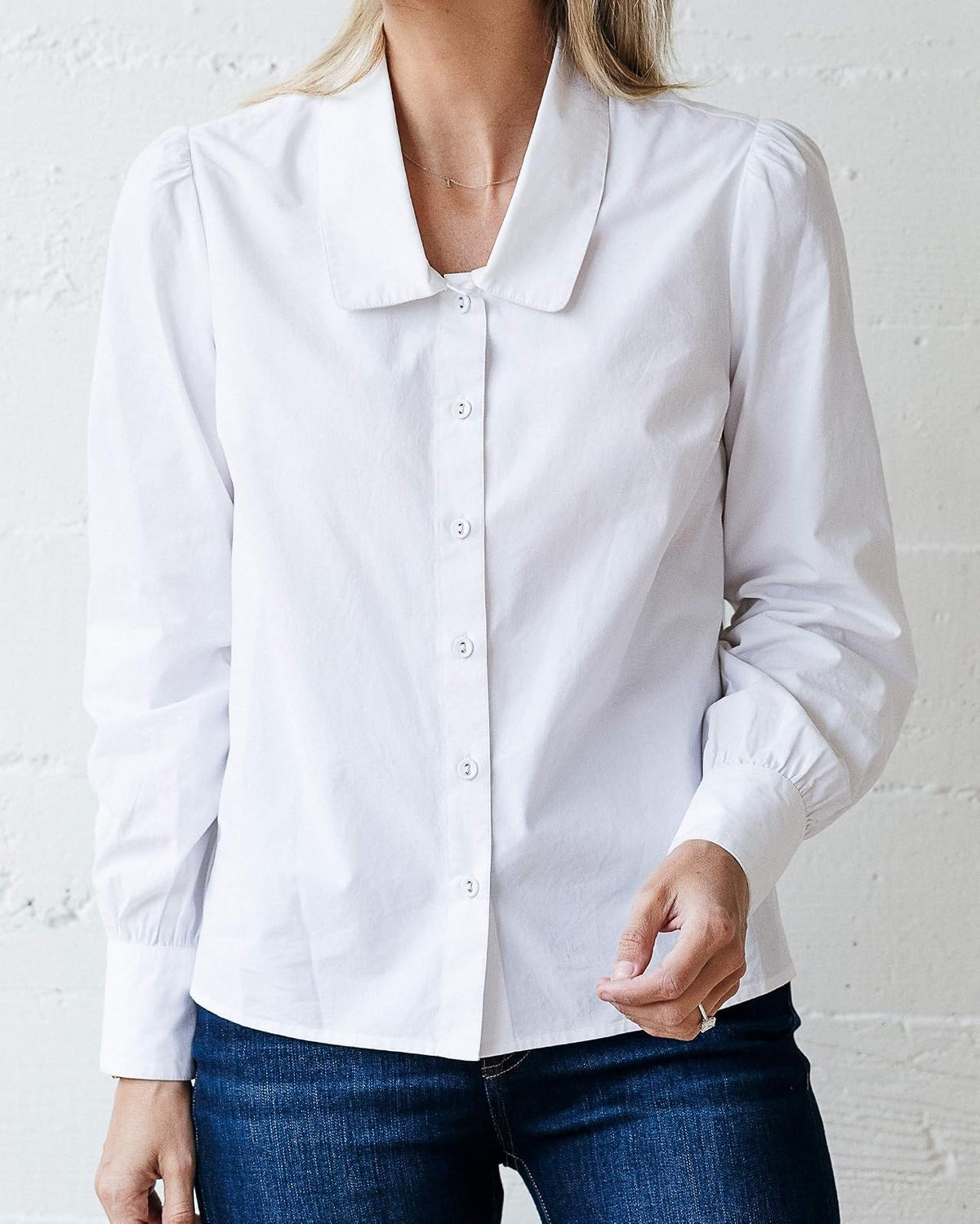 The Drop Playera Para Mujer, de Cuello Redondo Con Botones, Blanco, por @jaceyduprie