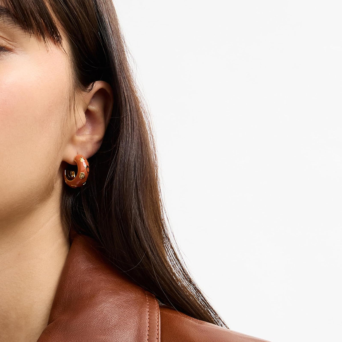 Signature C - arete de aro con diseño floral