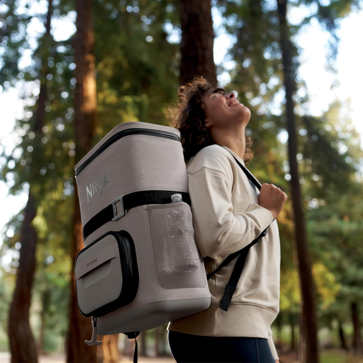 Ninja | Enfriador de mochila | FrostVault Go Can Soft Cooler | cierre a prueba de fugas con abrelatas integrado, 2 paquetes de hielo y cajón de almacenamiento en seco | para senderismo, camping y más