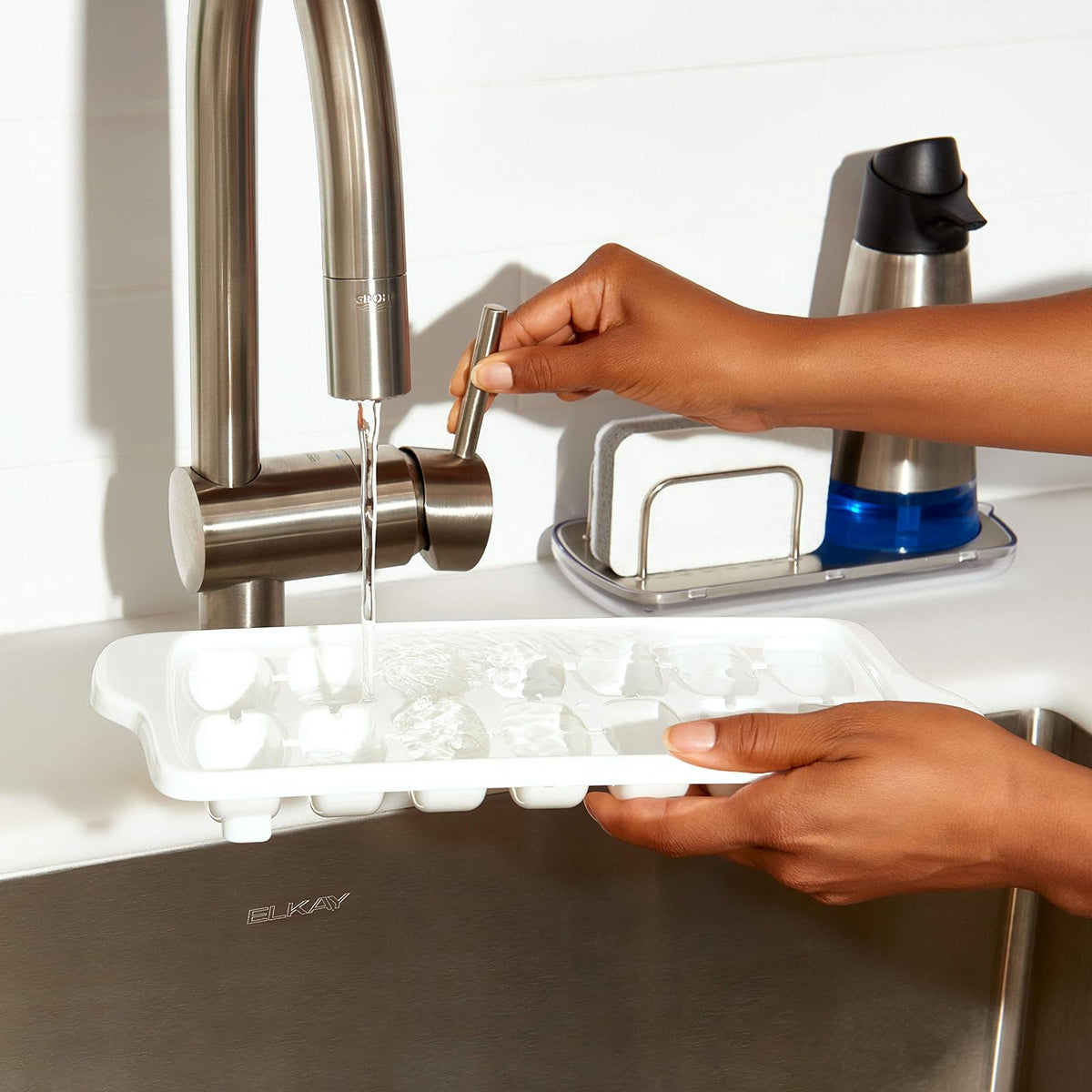 OXO Good Grips - Bandeja para cubitos de hielo (2 unidades) | OXO Good Grips Bandeja flexible para cubitos de hielo con tapa, paquete de 2, azul y blanco