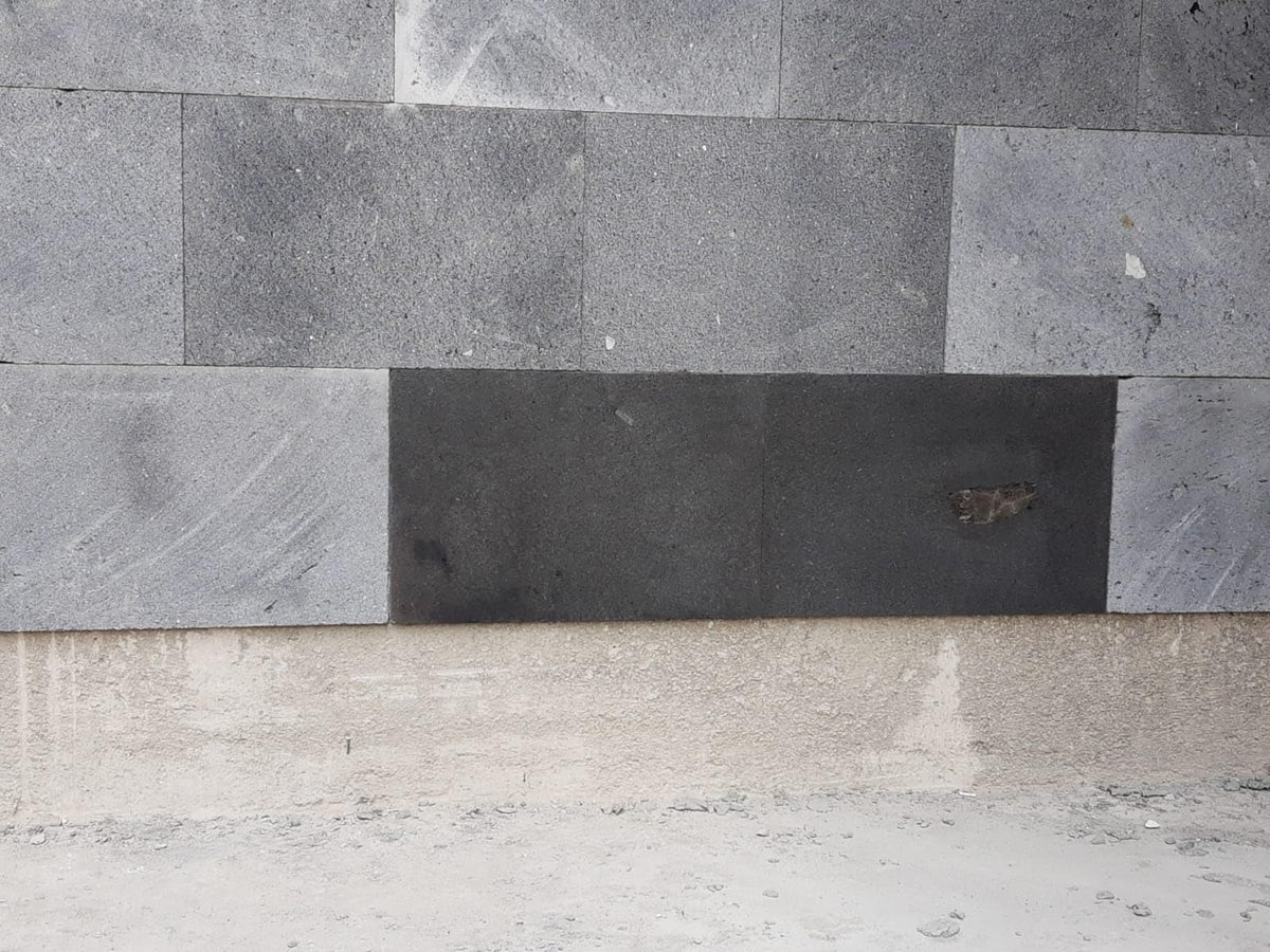 Nanoprotecto 776 SSBLS BLACK SATINADO Protector e intensificador para piedras negras, agregando un tono intenso húmedo. Ideal para recinto, tikul, granito negro flameado y slate. 1 Litro