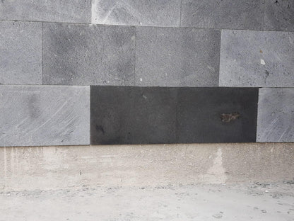 Nanoprotecto 776 SSBLS BLACK SATINADO Protector e intensificador para piedras negras, agregando un tono intenso húmedo. Ideal para recinto, tikul, granito negro flameado y slate. 1 Litro