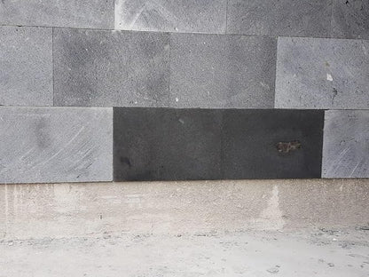 776 SSBLS BLACK SATINADO Protector e intensificador para piedras negras, agregando un tono intenso húmedo. Ideal para recinto, tikul, granito negro flameado y slate. 4 Litros