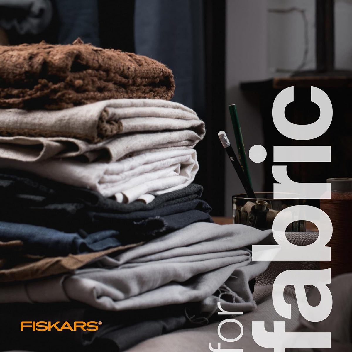 Fiskars - Tijeras de tela de fácil acción, cuchillas de acero inoxidable para cortes de precisión, mango doblado asistido por resorte