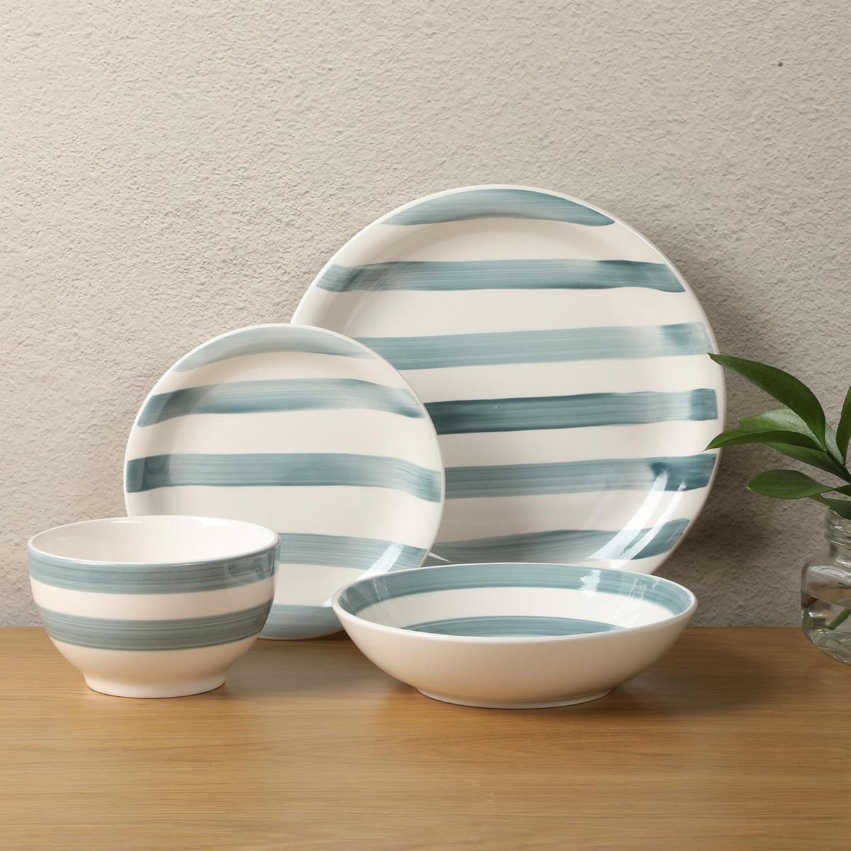Gibson Home Kenwood Shores - Juego de vajilla de 16 piezas, rayas azules, platos y cuencos pintados a mano, servicio para 4, apto para microondas y lavaplatos