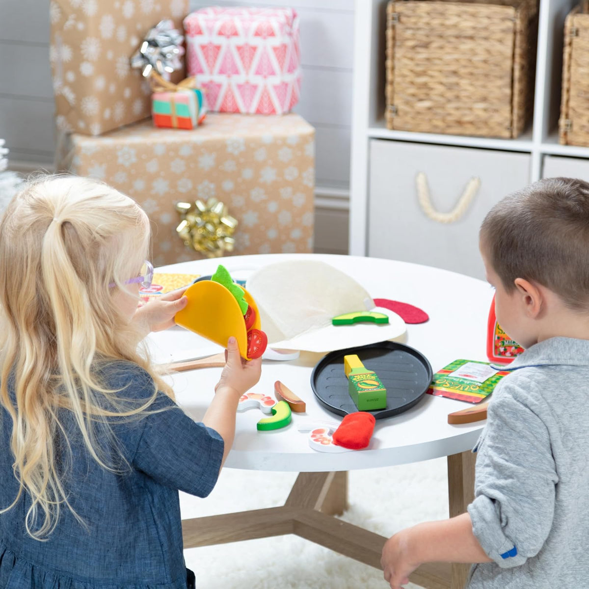 Melissa & Doug Juego de Tacos y Tortilla Para Rellenar y Doblar, Comida de Juguete, Comida Mexicana de Juguete que se Puede Cortar, Juguete de Madera, Sartén y Más (43 Piezas)