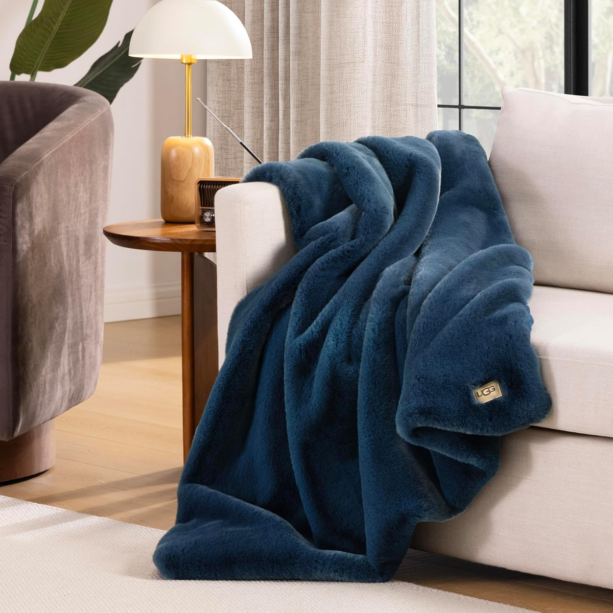 UGG Euphoria - Manta de piel sintética de felpa de peso medio, reversible, suave para sofá, cama o silla, hipoalergénica, lavable a máquina, manta de decoración del hogar, 50 x 70 pulgadas, color azul