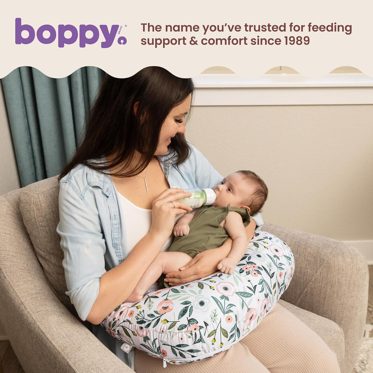 Boppy Almohada de Lactancia – Almohada ergonómica con biberón y Lactancia Materna con Alta y Firme, Gran área, cojín Repelente al Agua con Funda Lavable; Baby Safety Alliance Verified – Flores de