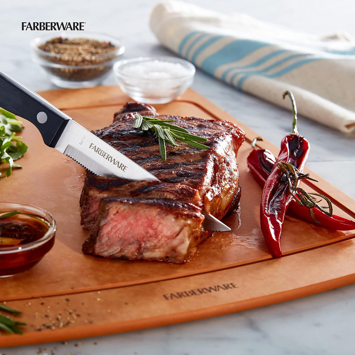 Farberware Juego de 4 cuchillos de carne de acero inoxidable con triple remache 'Never Needs Sharpening', color negro