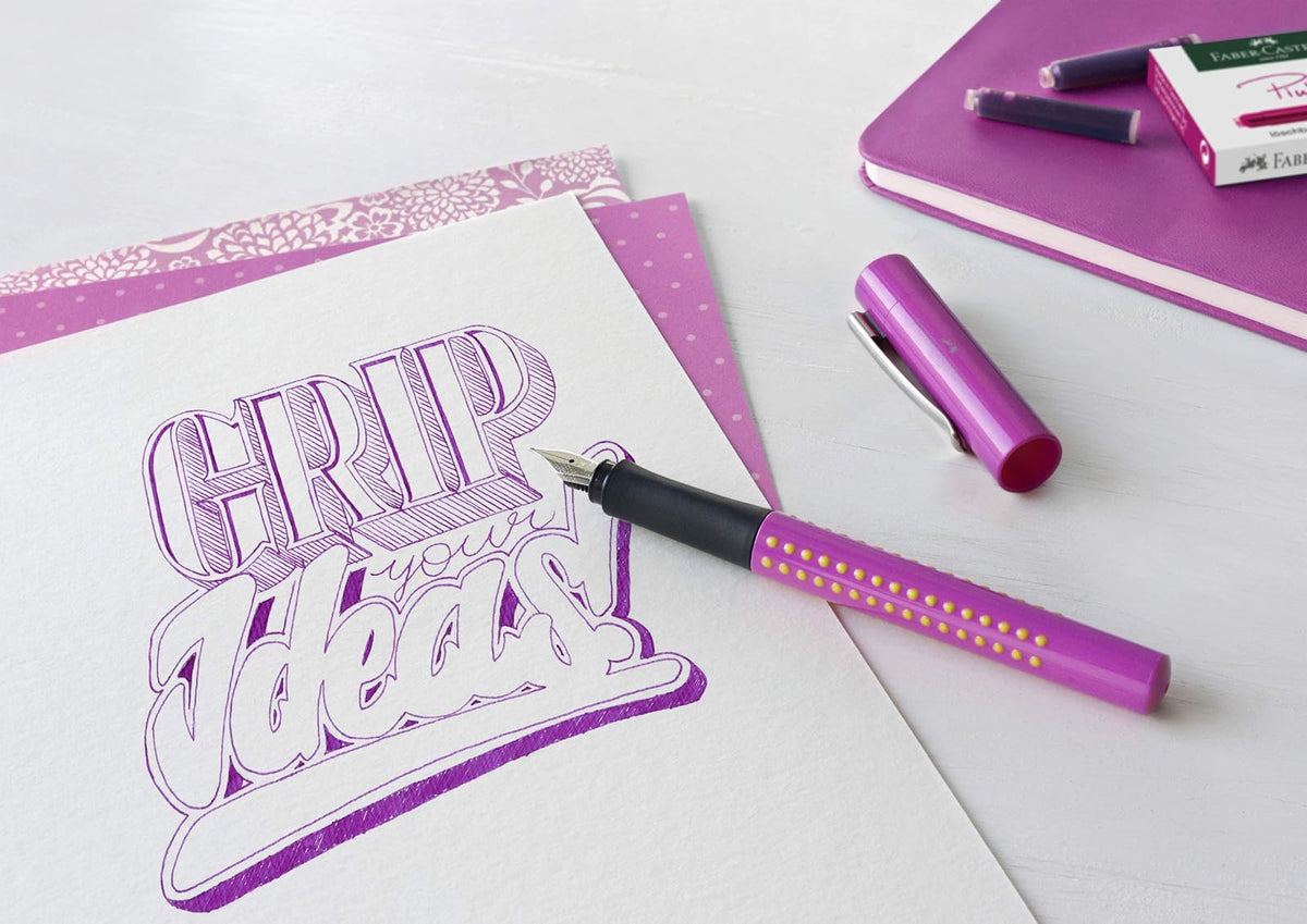 Faber-Castell Bolígrafino Fino Grip 2010 Fountain Pen - Rosa, es una pluma para aquellos que buscan una pluma fuente confiable, cómoda y con un diseño refinado para cualquier momento