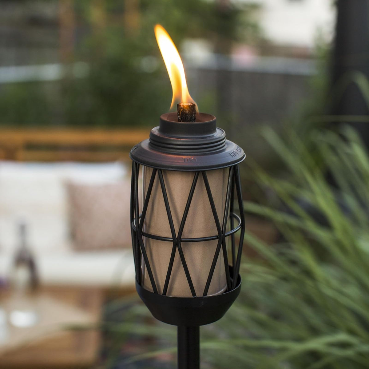 TIKI BiteFighter - Linterna de Metal de Alambre de 64 Pulgadas, Repelente de Mosquitos para Exteriores, iluminación Decorativa para Patio, césped, Patio Trasero y jardín, Bronce Moderno y Negro,