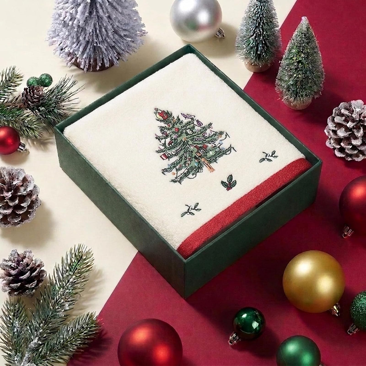 Avanti Linens - Toalla de Mano, decoración de baño de día Festivo (colección roja del árbol de Navidad)