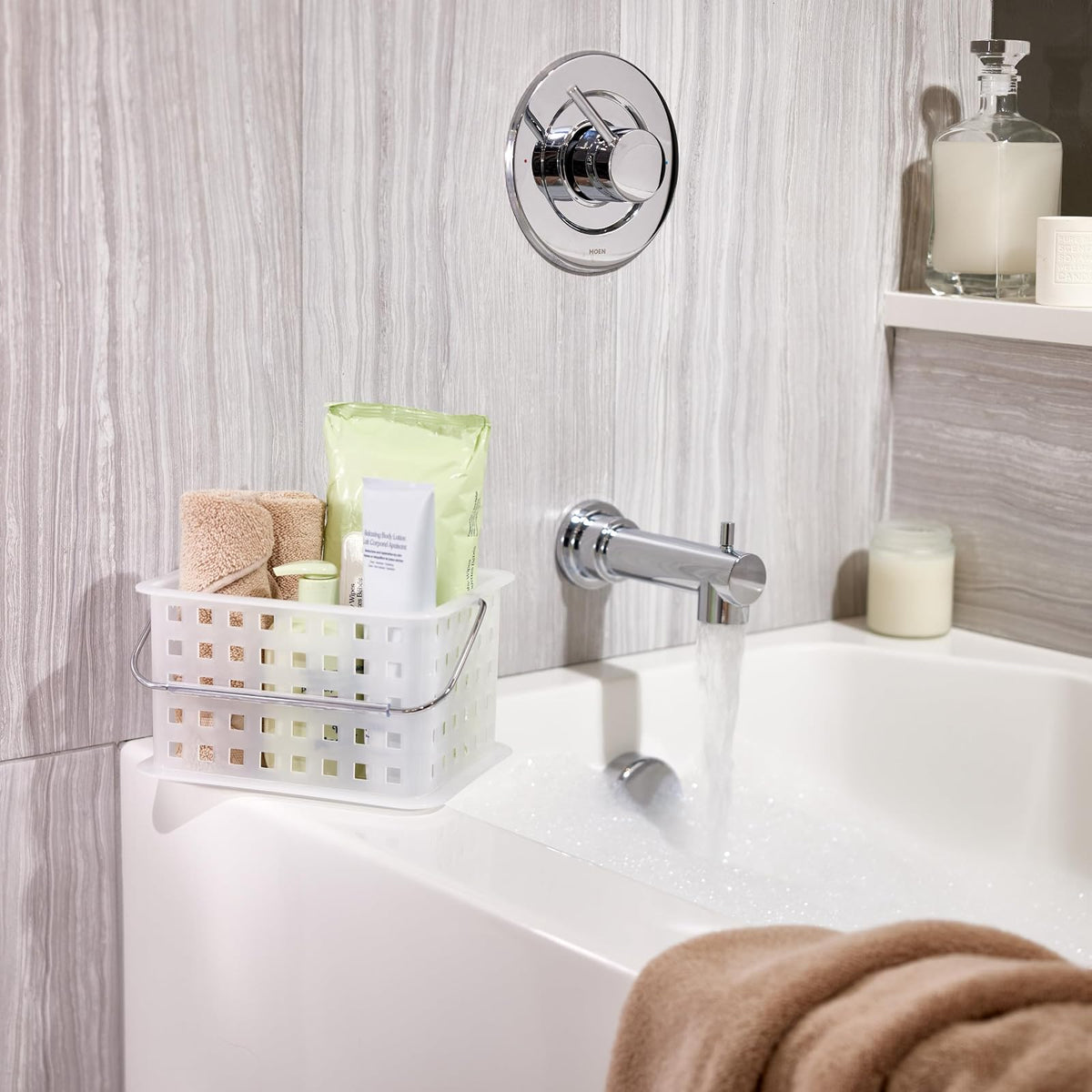 InterDesign Canasta de SPA, Pequeño, Frost (Blanco) | Con asa, portátil, para recámara o baño