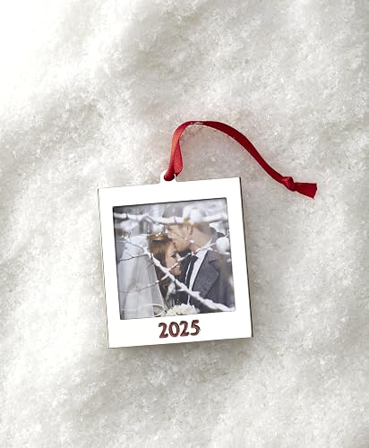 Lenox 897121 2025 - Marco de Fotos | Plateado sobre acero inoxidable | sostiene una pequeña foto familiar | Cinta roja para colgar | Regalo de recuerdo