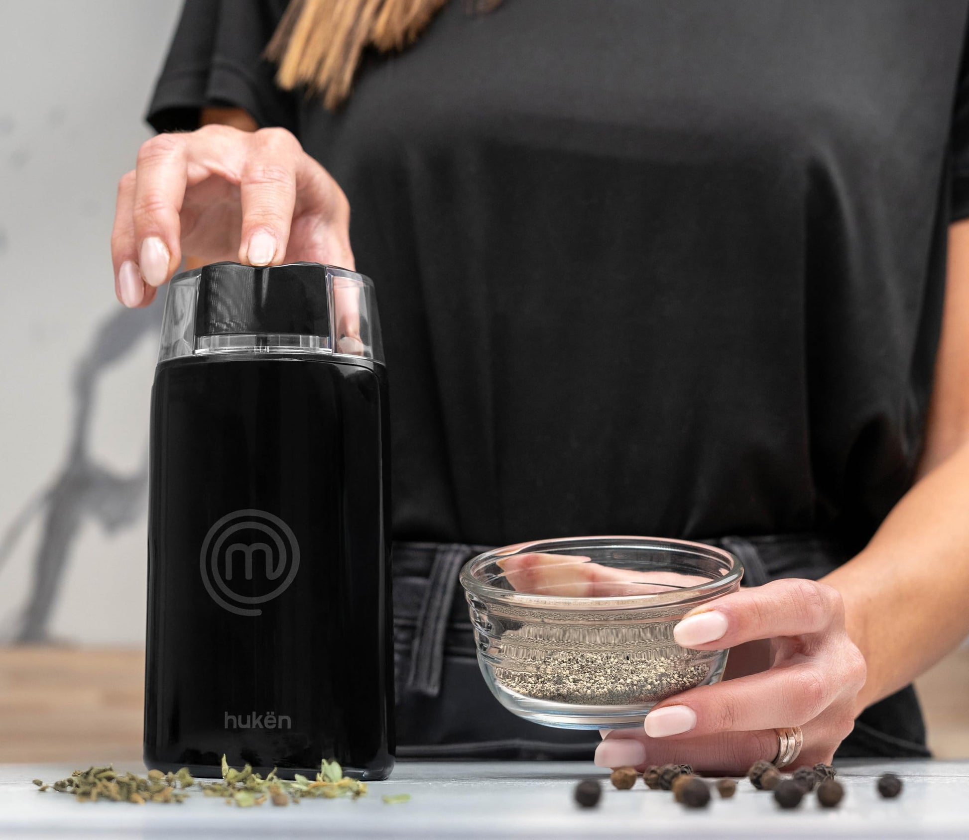 Hukën x MasterChef | Molino de Café y Especias Eléctrico Easy Grind 50 g | Molienda por Presión con Botón | Aspas de Acero Inoxidable | Motor 150 W | Compacto, Potente y Rápido
