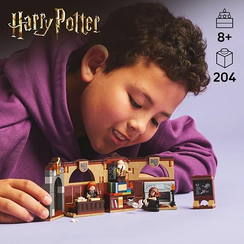 LEGO® Harry Potter™ Castillo de Hogwarts™: Clase de Encantamientos Juguete mágico, Juego con salón y 3 Personajes, Divertido Regalo para niñas, niños y Fans de 8 años o más 76442