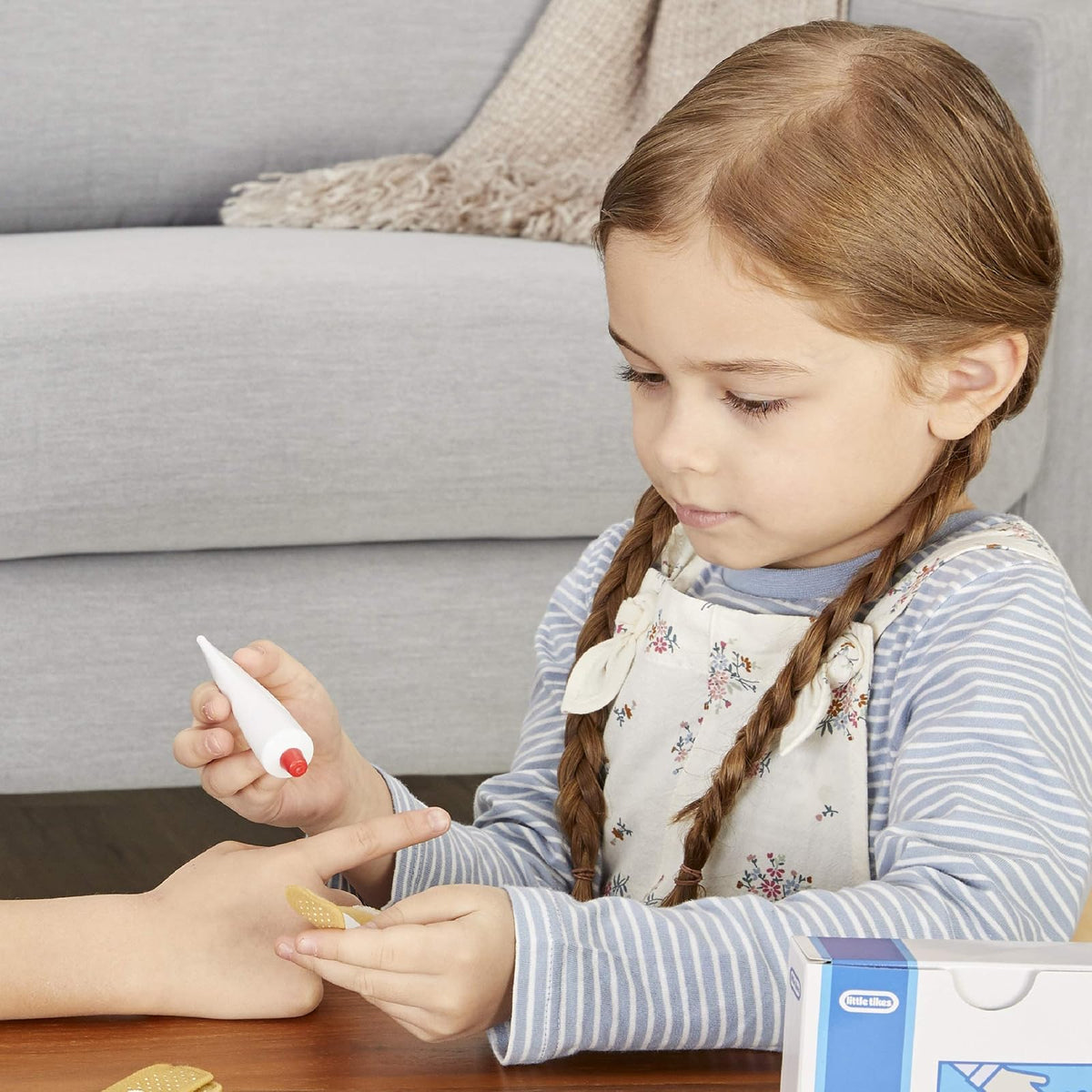 Little Tikes Kit de Primeros Auxilios - Juego de rol médico - 3 + años - Juega y aprende - Juguete Interactivo para niños - Incluye cubrebocas, inmovilizador de Brazo, folleto, Accesorios y más