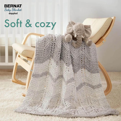Bernat - Manta para bebé, color verde selva, 2 unidades de 300 g/10.5 oz, poliéster, 6 súper voluminosos, 220 yardas, tela/ganchillo