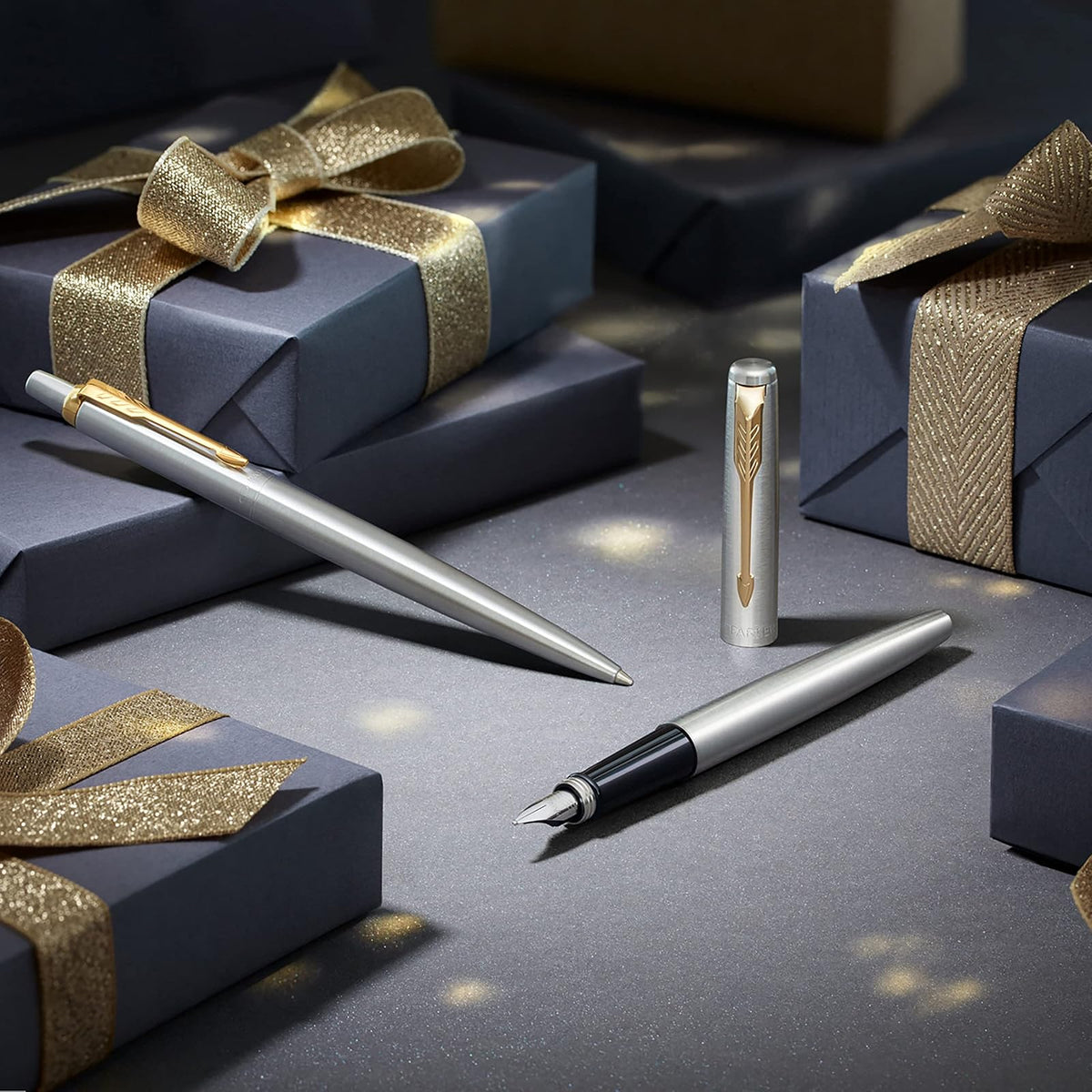Parker - Pluma estilográfica Jotter con caja de regalo, mango de metal negro, Spring Strength M, tinta azul