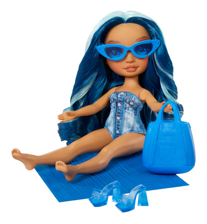 Rainbow High Swim & Style - Skyler (Azul) - Muñeca de 28 cm con Pareo para más de 10 Estilos - Traje de baño removible, Sandalias, Accesorios - para niños y niñas - Edades: 4-12 años