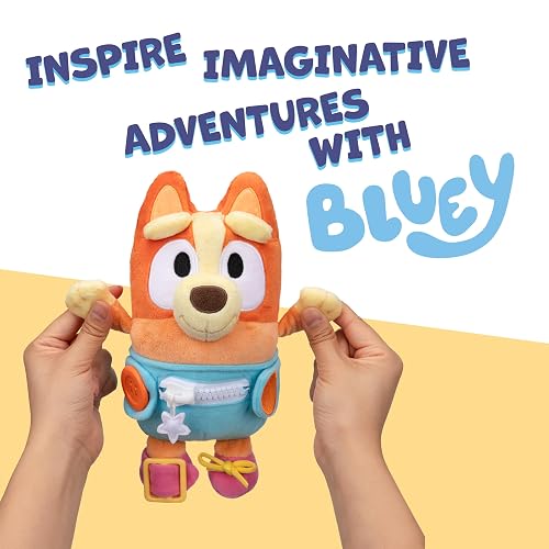 Dress & Play Baby Bingo Bluey Felpa, botón, Cierre, Hebilla y Corbata, Aprender a Vestir muñecas para niños pequeños a Partir de 3 años, Juguete de Cierre para bebé